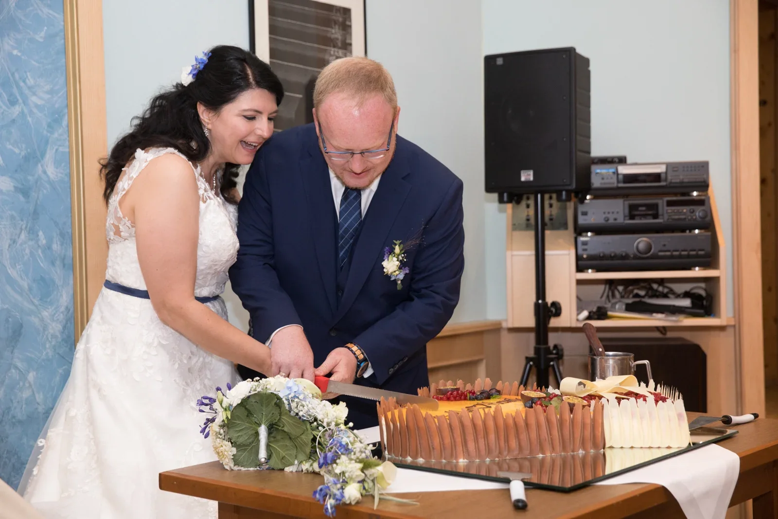 Gemeinsam die herzförmige Hochzeitstorte anschneiden – Hochzeit von Isabella und Henrik in Dietenhofen und im Hotel Moosmühle