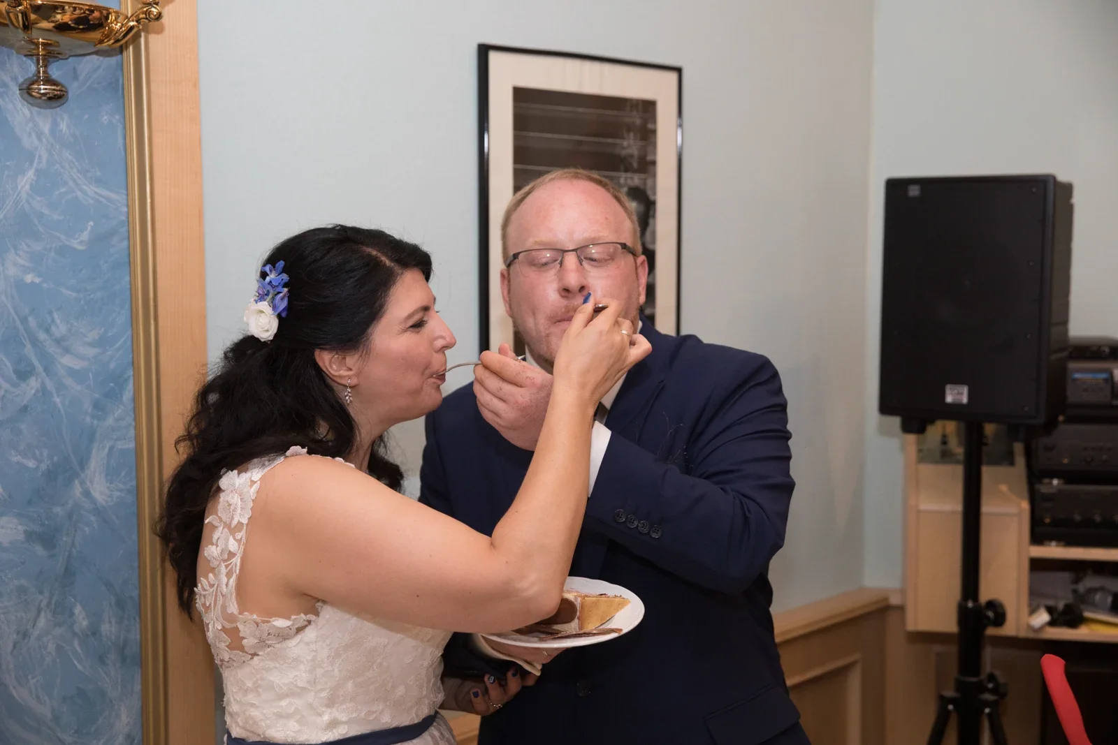 Ein Stück Hochzeitstorte für Henrik – Hochzeit von Isabella und Henrik in Dietenhofen und im Hotel Moosmühle