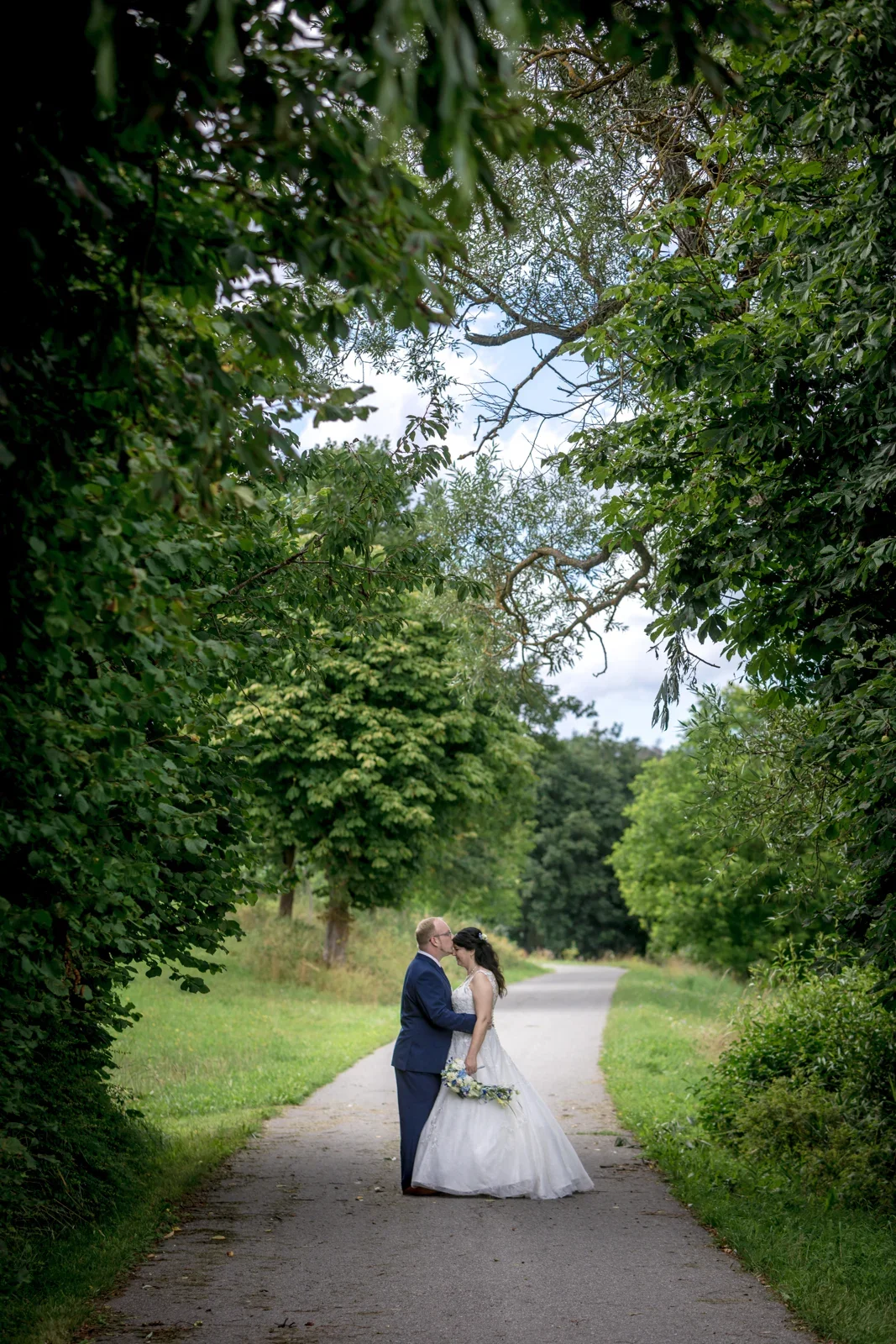 Ein Kuss auf dem grünen Weg – Hochzeit von Isabella und Henrik in Dietenhofen und im Hotel Moosmühle