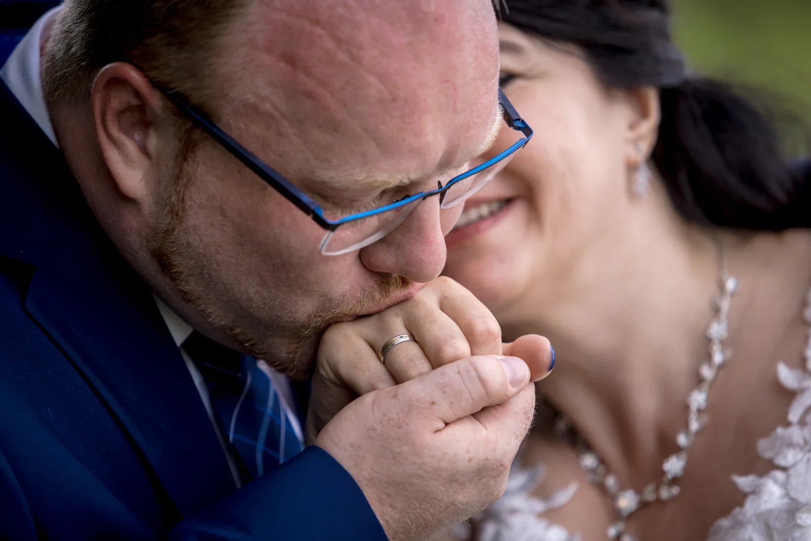 Henrik küsst Isabellas Hand – Hochzeit von Isabella und Henrik in Dietenhofen und im Hotel Moosmühle