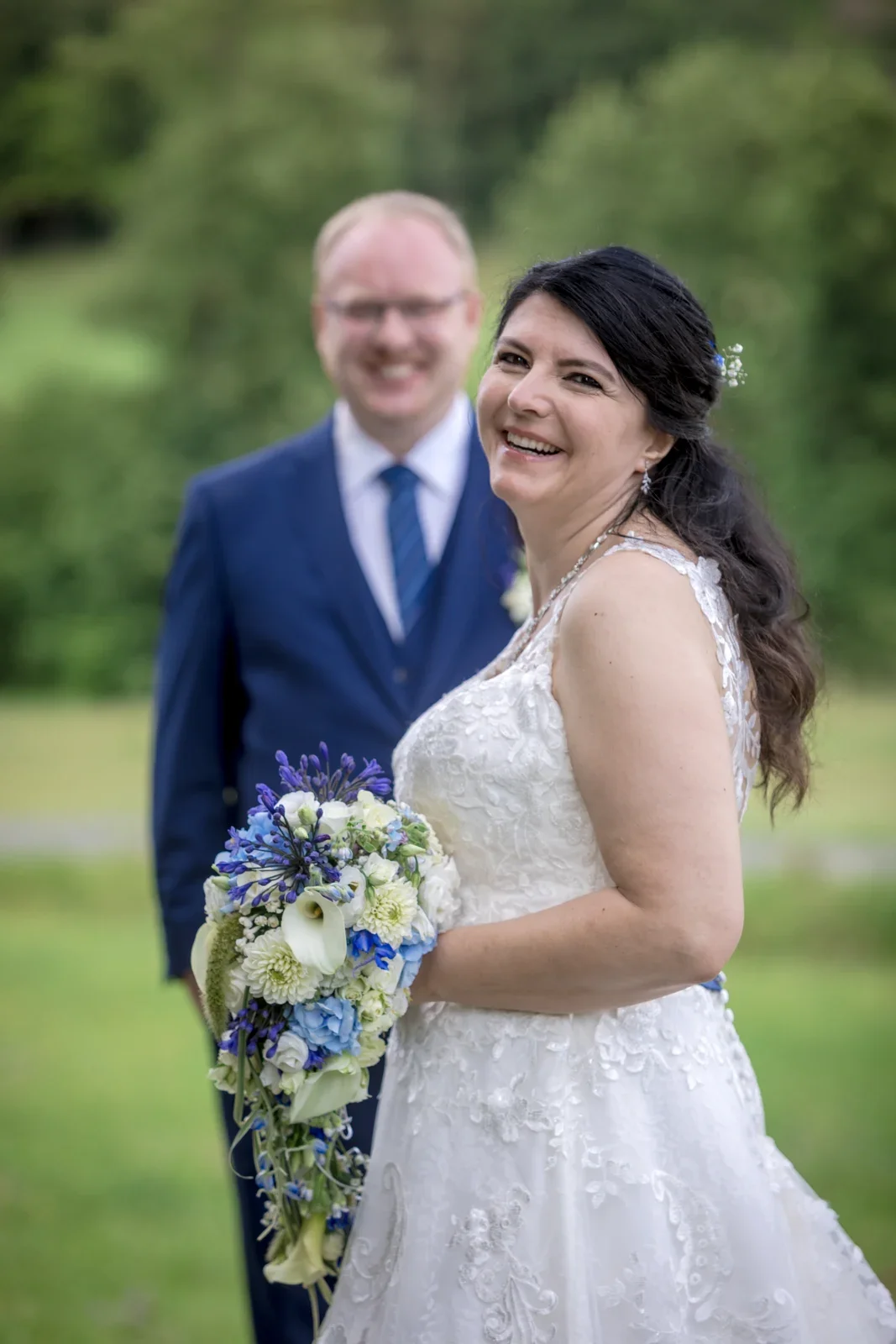 Ein gemeinsames Portrait im Grünen – Hochzeit von Isabella und Henrik in Dietenhofen und im Hotel Moosmühle