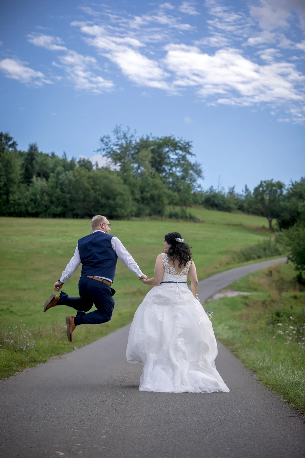Ein Sprung beim Paarshooting – Hochzeit von Isabella und Henrik in Dietenhofen und im Hotel Moosmühle