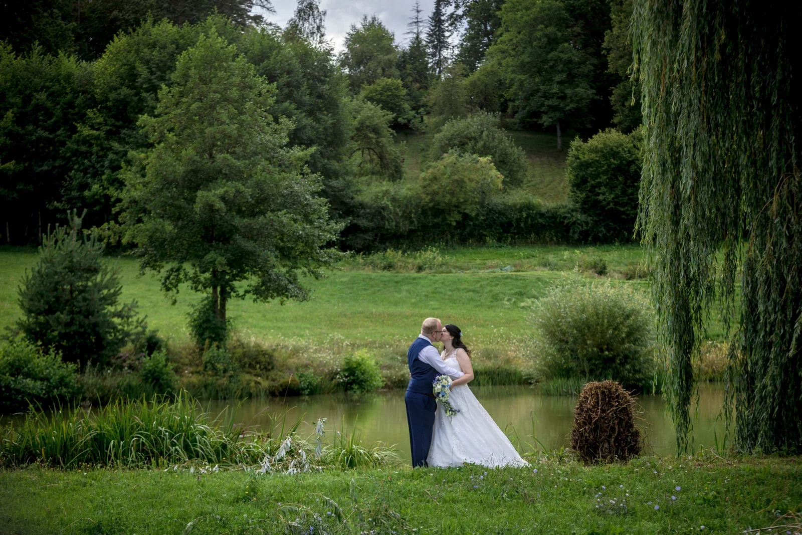 Ein ruhiger Moment am Wasser – Hochzeit von Isabella und Henrik in Dietenhofen und im Hotel Moosmühle