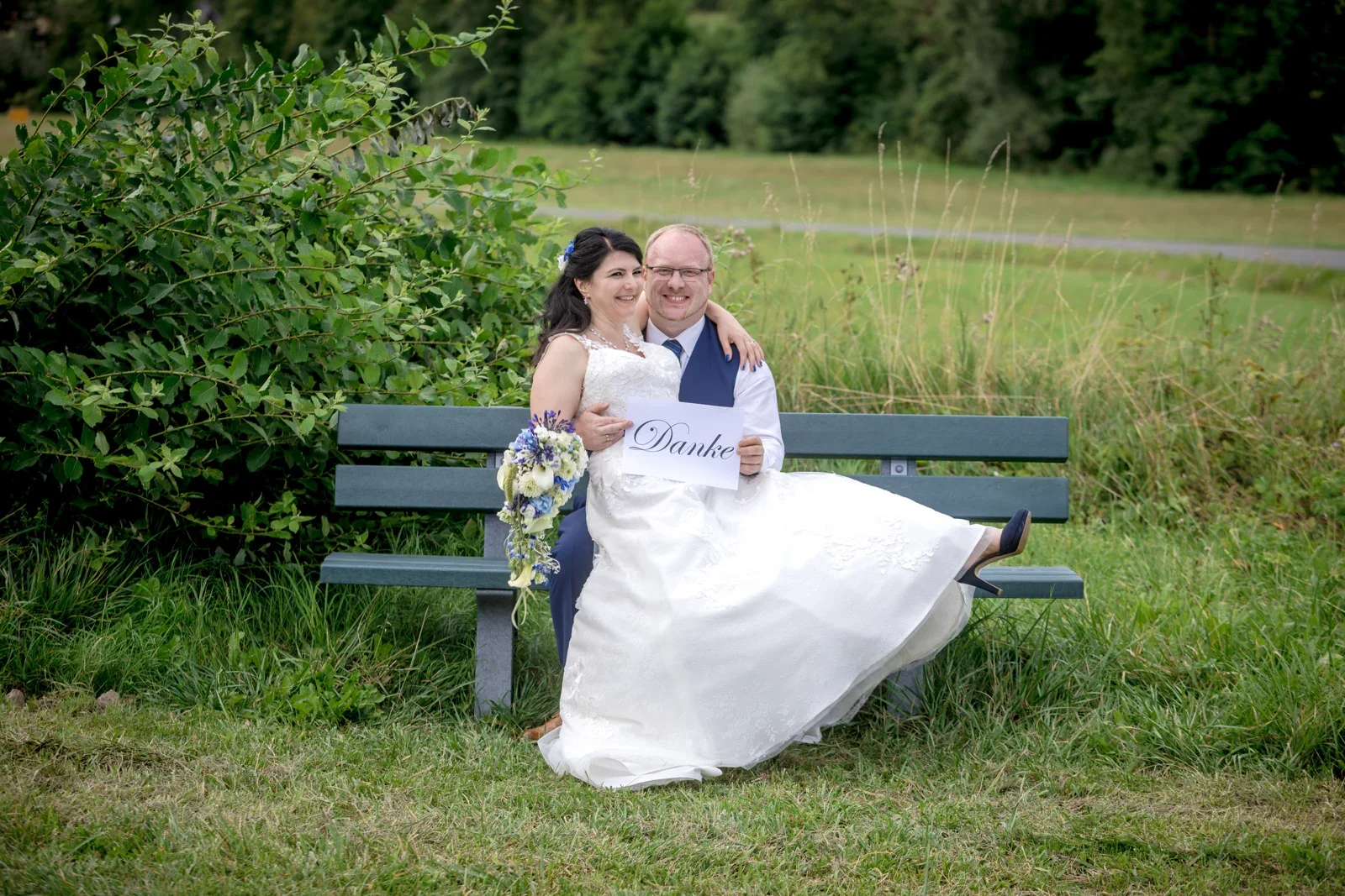 Gleich ein Motiv für die Dankeskarte – Hochzeit von Isabella und Henrik in Dietenhofen und im Hotel Moosmühle