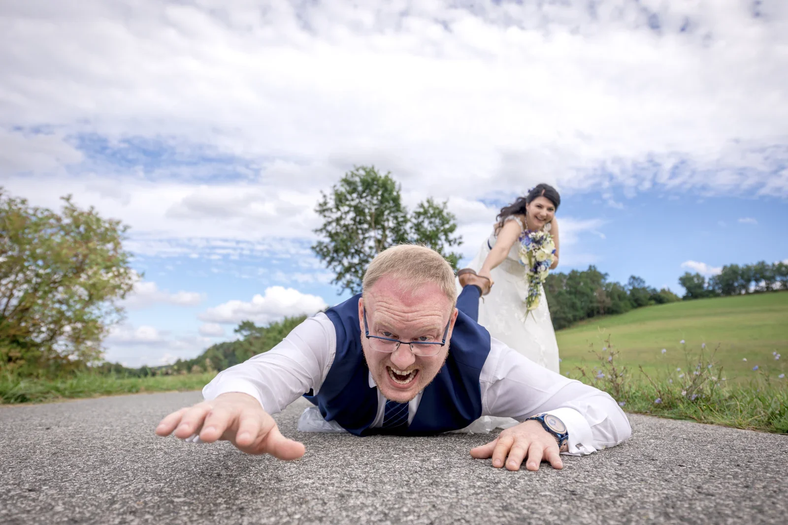 Mit einem Augenzwinkern beim Hochzeitsshooting – Hochzeit von Isabella und Henrik in Dietenhofen und im Hotel Moosmühle