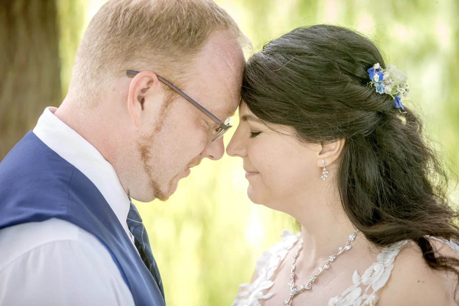 Stirn an Stirn unter den Zweigen – Hochzeit von Isabella und Henrik in Dietenhofen und im Hotel Moosmühle