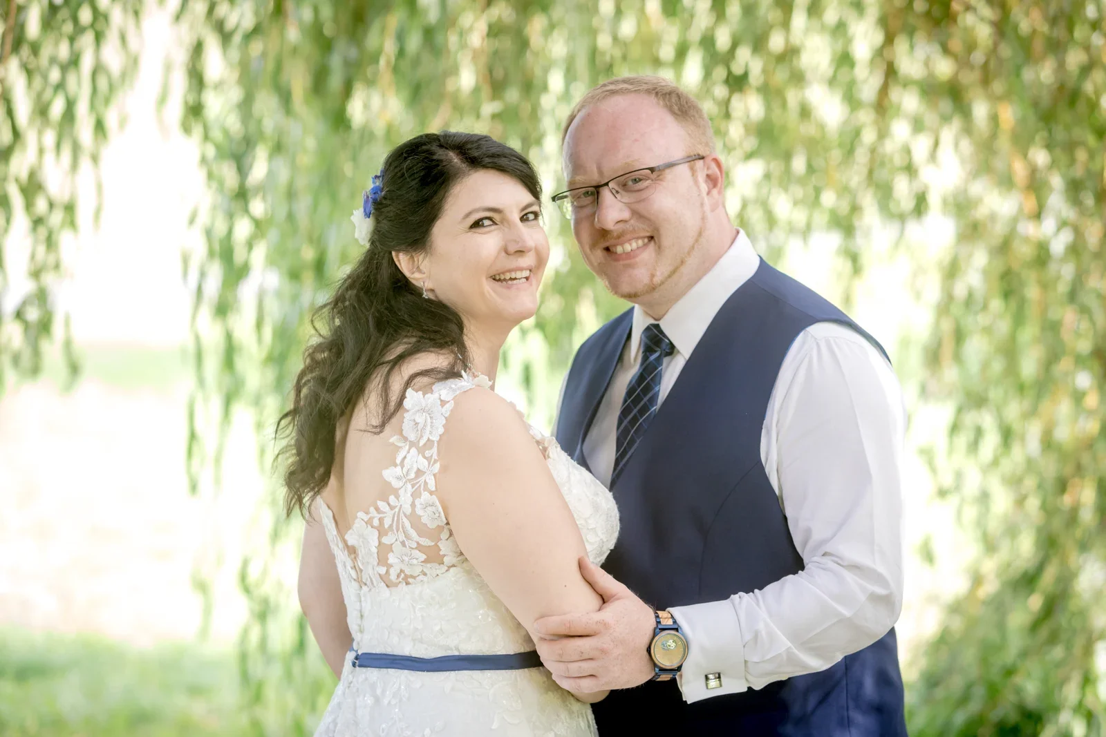 Isabella und Henrik unter der Weide – Hochzeit von Isabella und Henrik in Dietenhofen und im Hotel Moosmühle