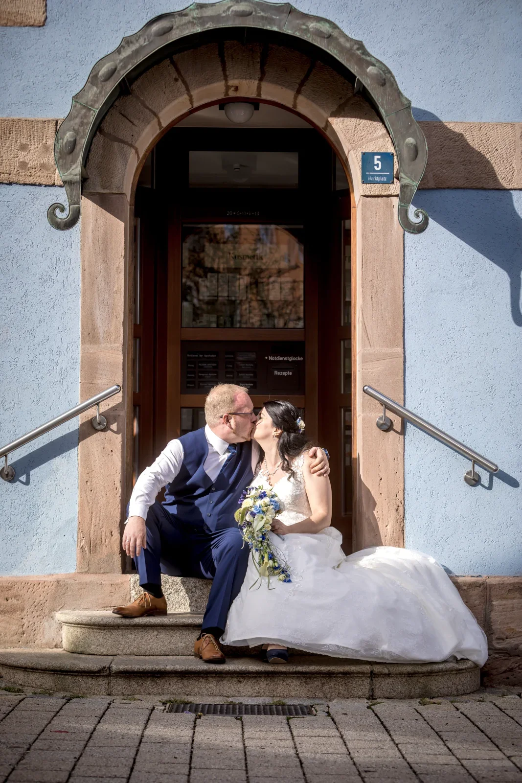 Zusammen vor dem alten Eingang – Hochzeit von Isabella und Henrik in Dietenhofen und im Hotel Moosmühle