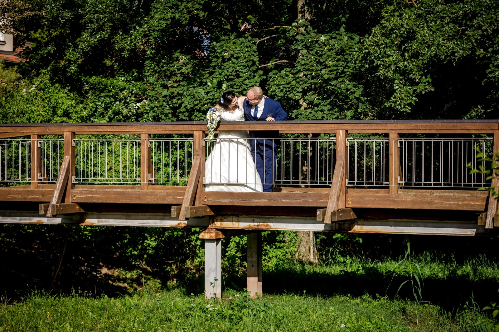 Das Brautpaar auf der Holzbrücke – Hochzeit von Isabella und Henrik in Dietenhofen und im Hotel Moosmühle