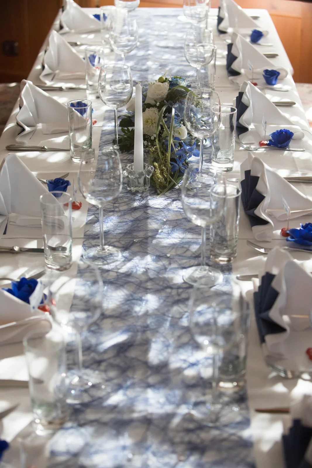 Die festlich gedeckte Hochzeitstafel – Hochzeit von Isabella und Henrik in Dietenhofen und im Hotel Moosmühle