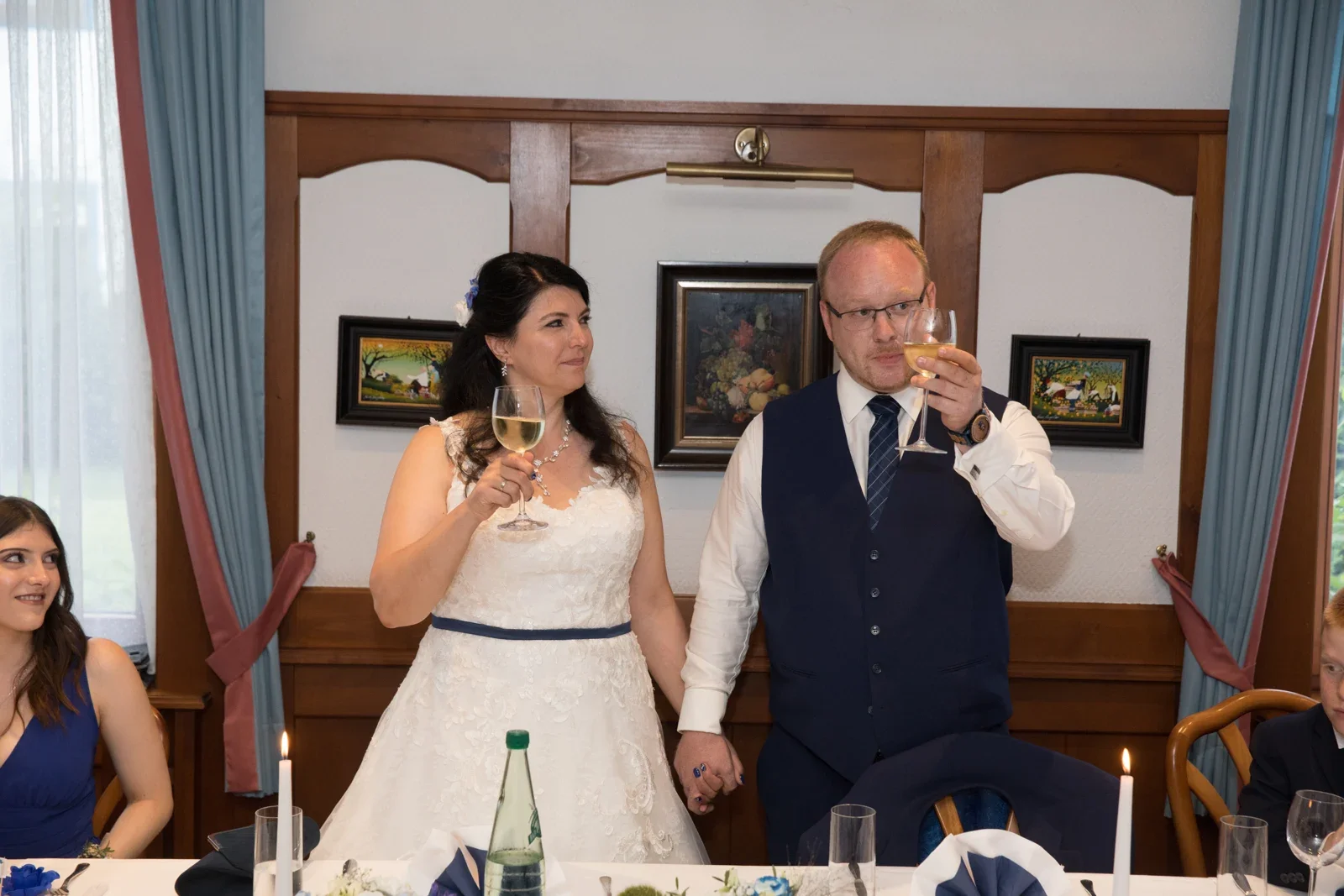 Isabella und Henrik stoßen mit ihren Gästen an – Hochzeit von Isabella und Henrik in Dietenhofen und im Hotel Moosmühle