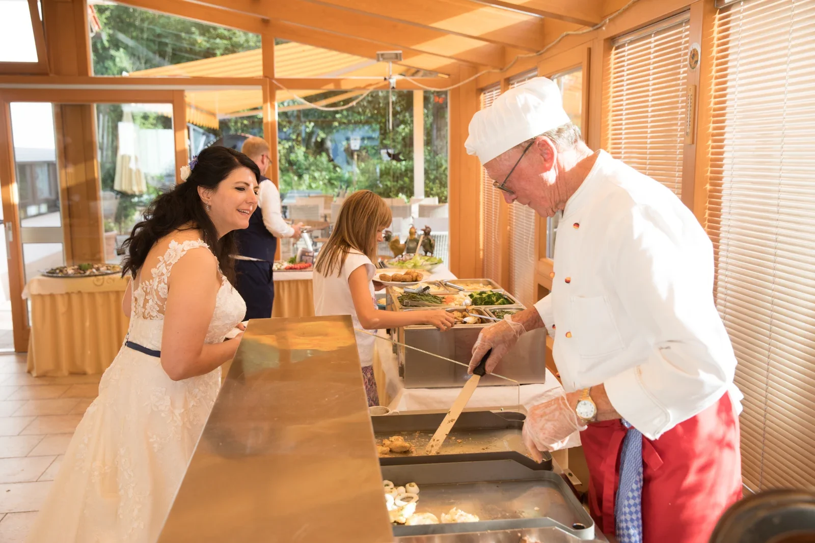 Isabella am Buffet – Hochzeit von Isabella und Henrik in Dietenhofen und im Hotel Moosmühle