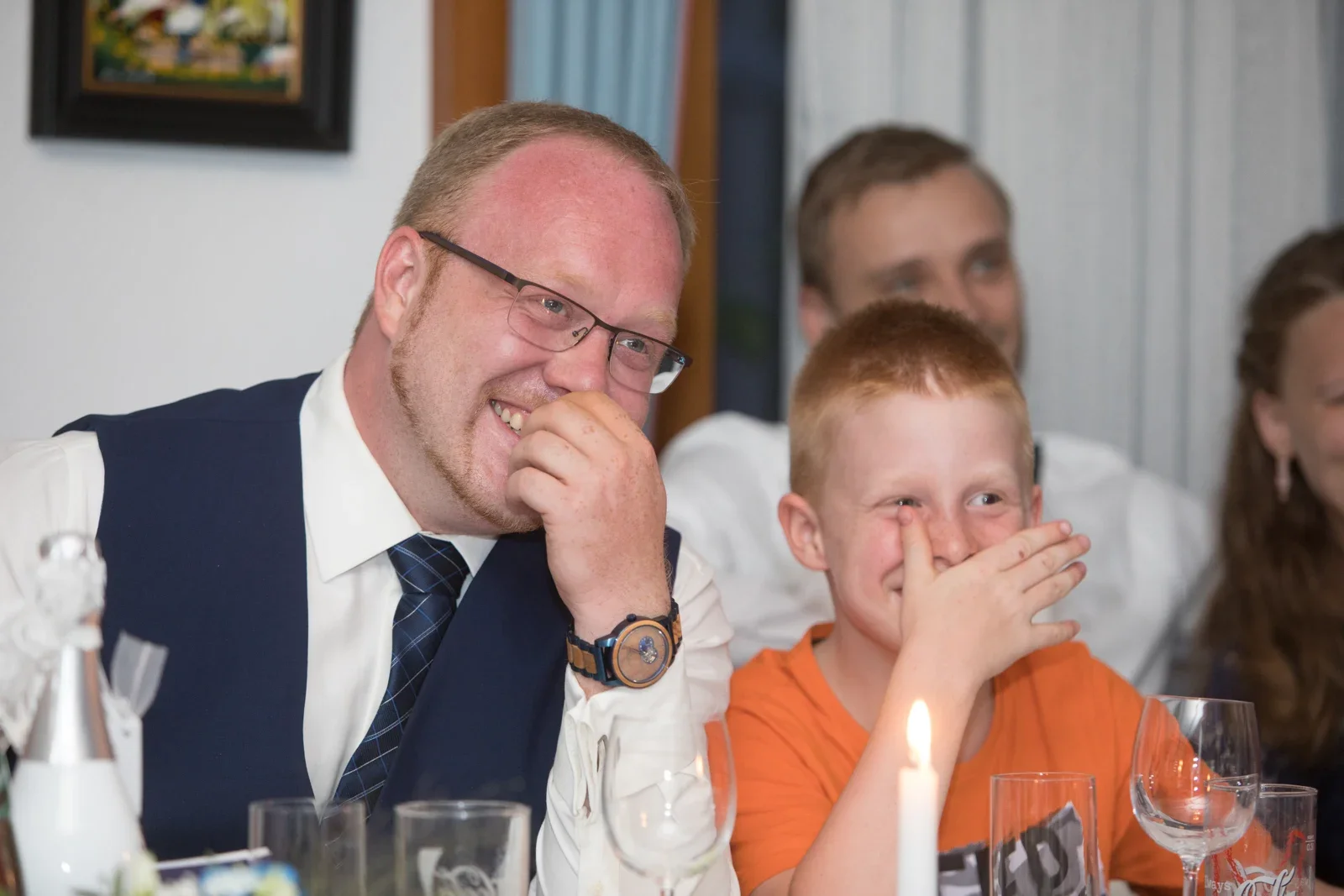 Henrik lacht mit seinem Sohn – Hochzeit von Isabella und Henrik in Dietenhofen und im Hotel Moosmühle