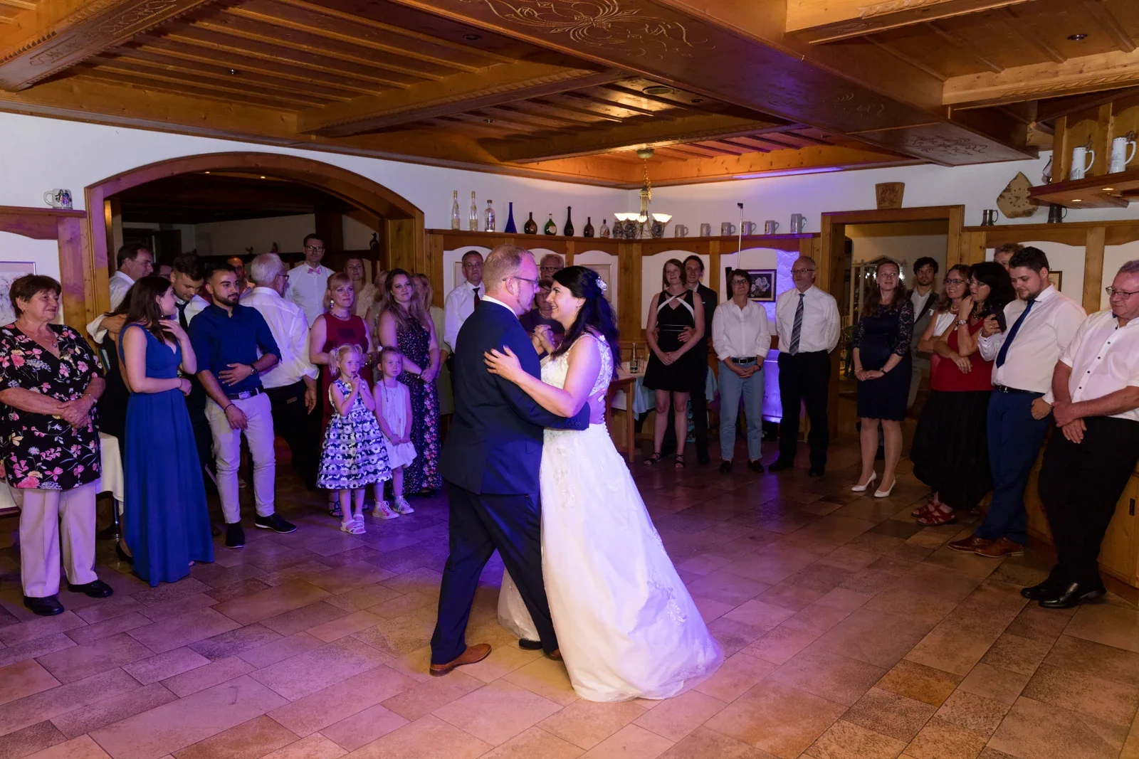 Isabella und Henrik beim Hochzeitstanz – Hochzeit von Isabella und Henrik in Dietenhofen und im Hotel Moosmühle