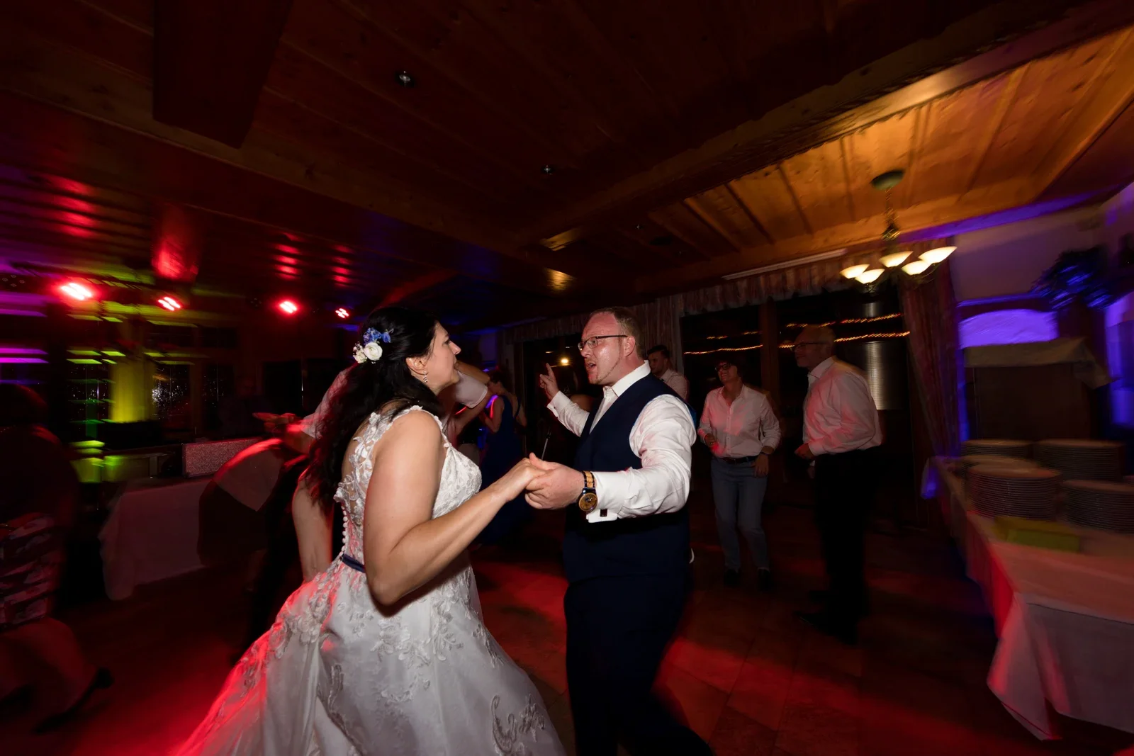 Gemeinsam auf der Tanzfläche – Hochzeit von Isabella und Henrik in Dietenhofen und im Hotel Moosmühle