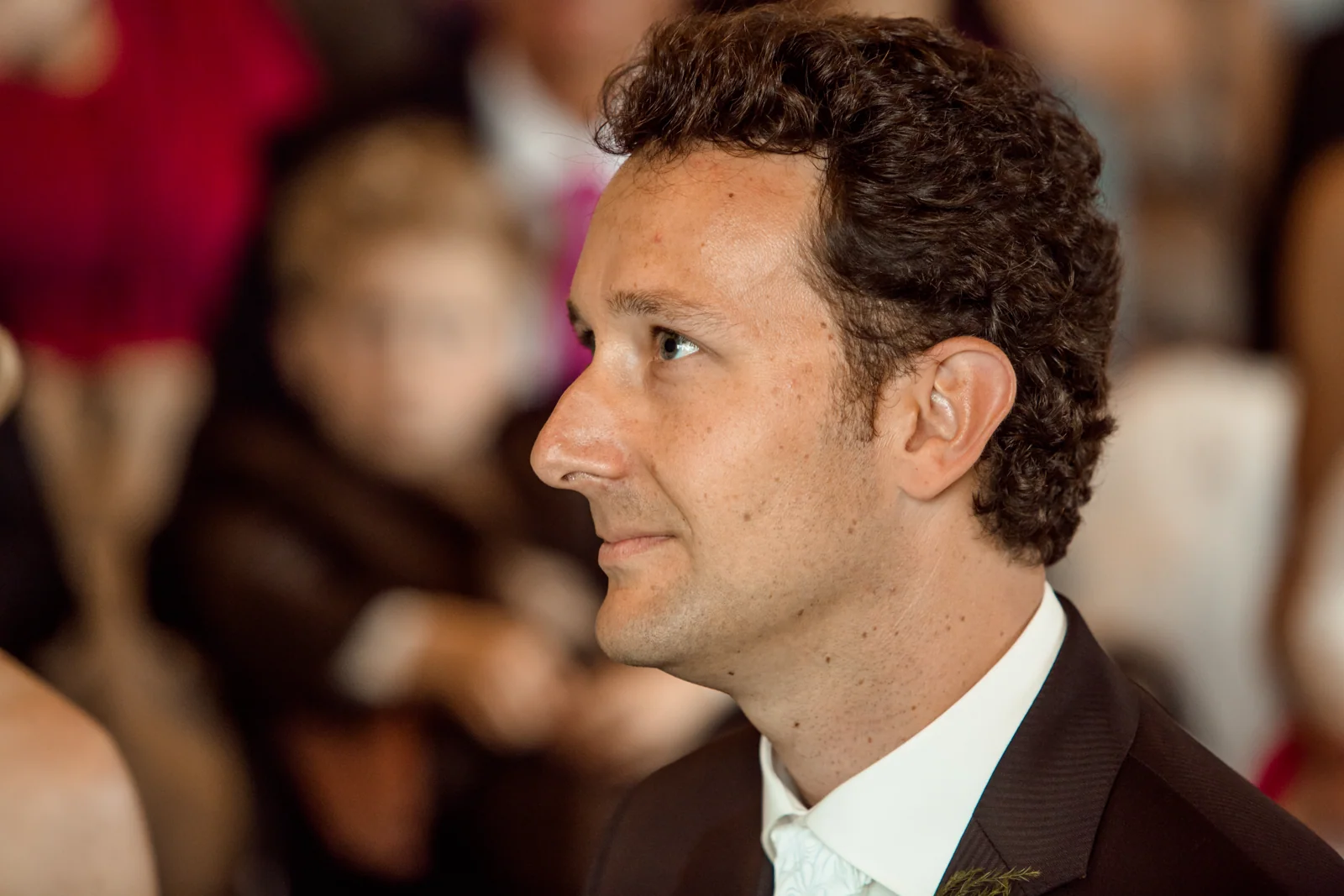 Marco während der Trauung – Hochzeitsreportage von Christin und Marco