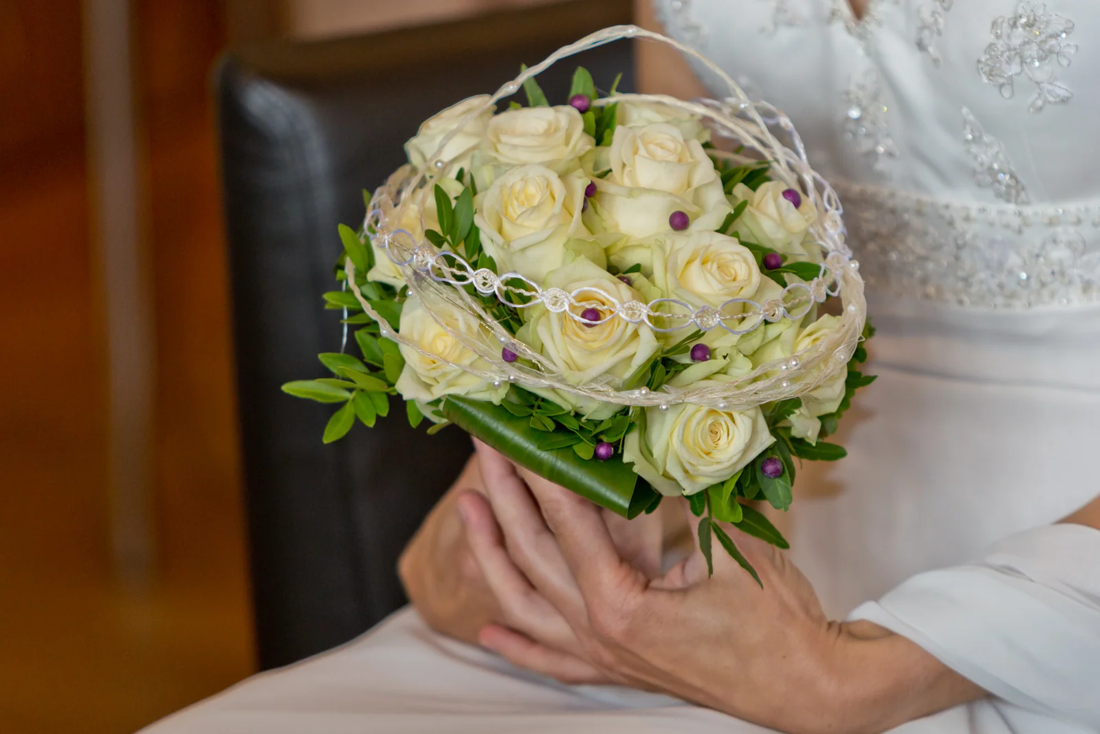 Der Brautstrauß mit weißen Rosen – Hochzeitsreportage von Christin und Marco