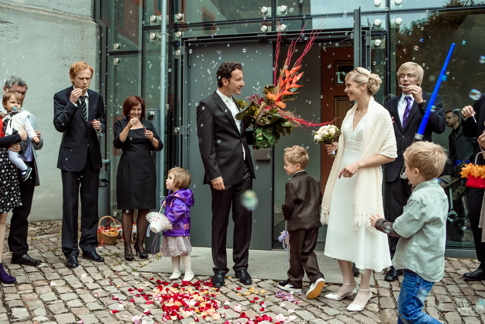 Empfang mit bunten Blüten vor dem Schloss – Hochzeitsreportage von Christin und Marco