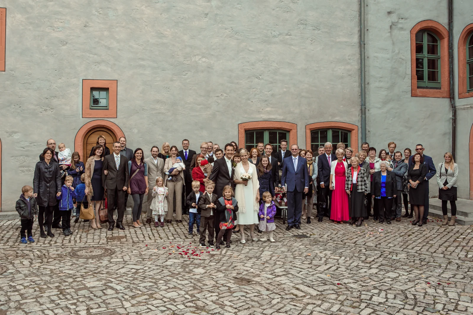 Die Hochzeitsgesellschaft vor dem Schloss – Hochzeitsreportage von Christin und Marco