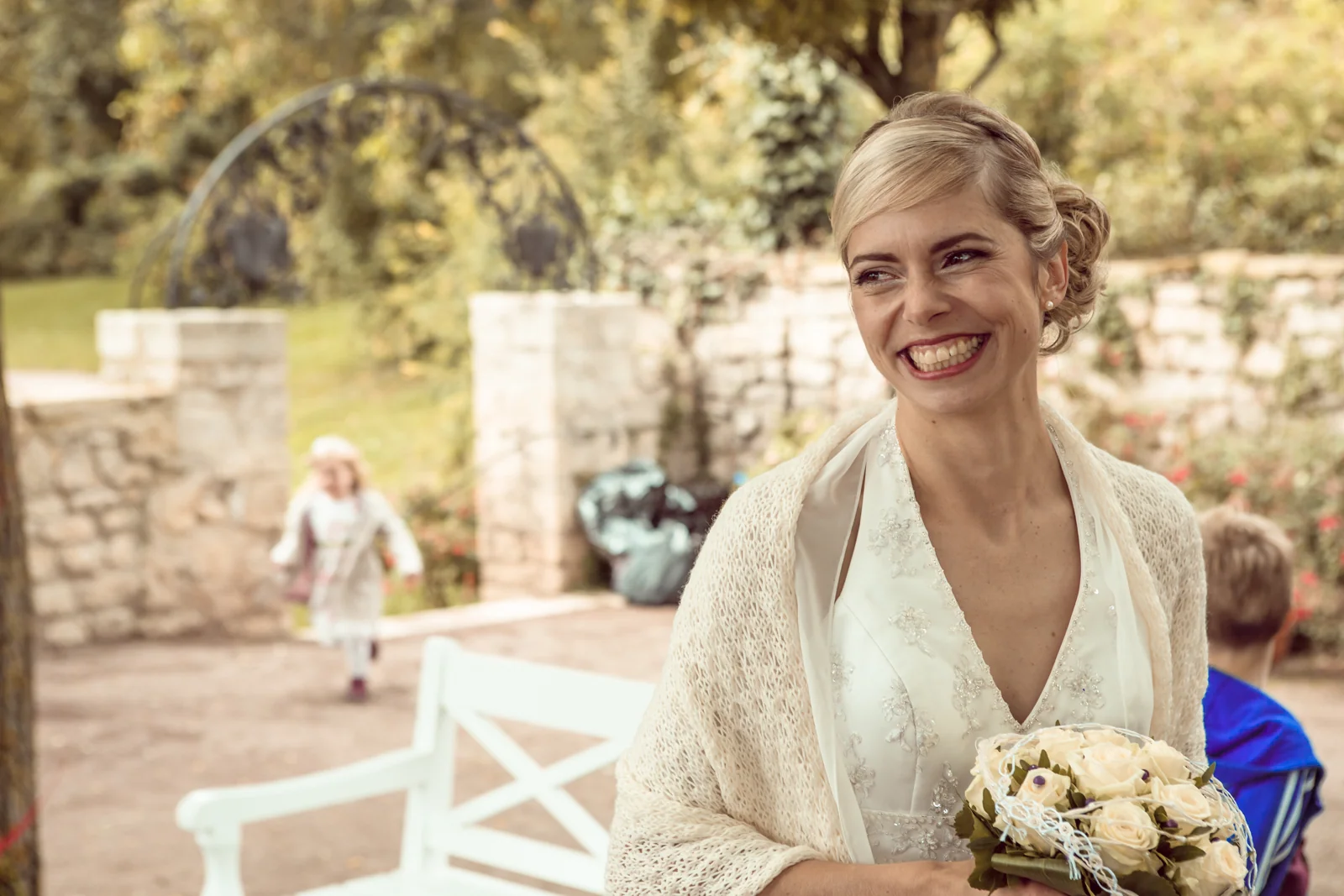 Christin lacht beim Empfang – Hochzeitsreportage von Christin und Marco
