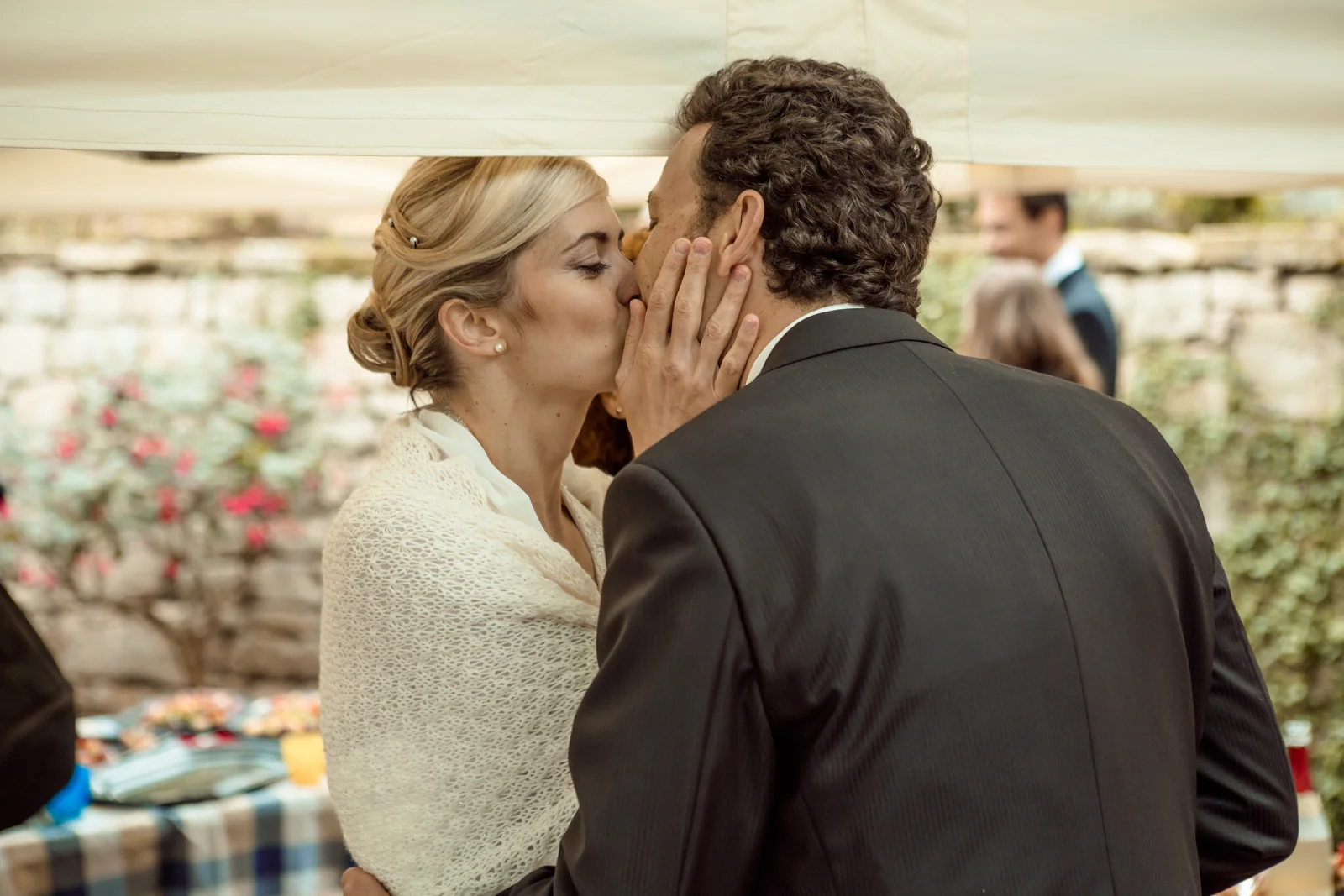 Ein Kuss beim Empfang – Hochzeitsreportage von Christin und Marco