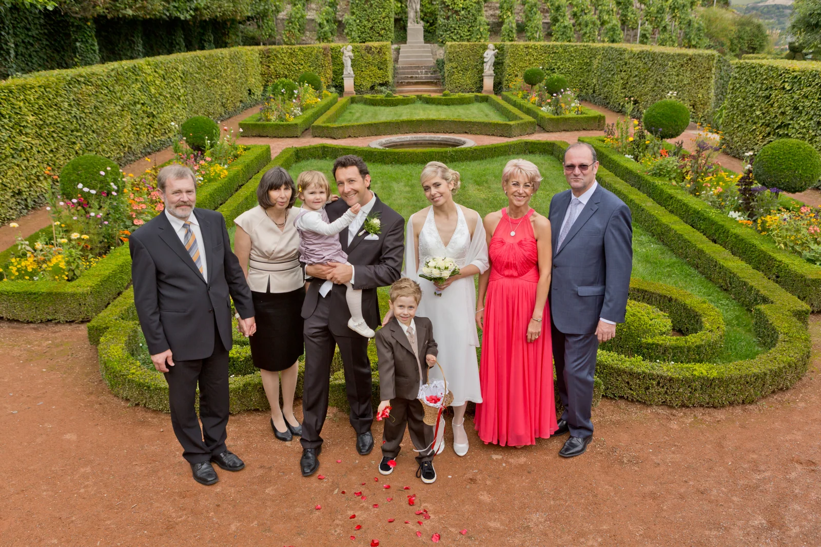 Ein gemeinsames Gruppenbild im Schlossgarten – Hochzeitsreportage von Christin und Marco