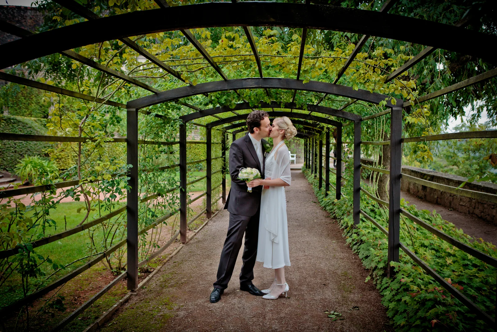 Christin und Marco unter der grünen Pergola – Hochzeitsreportage von Christin und Marco