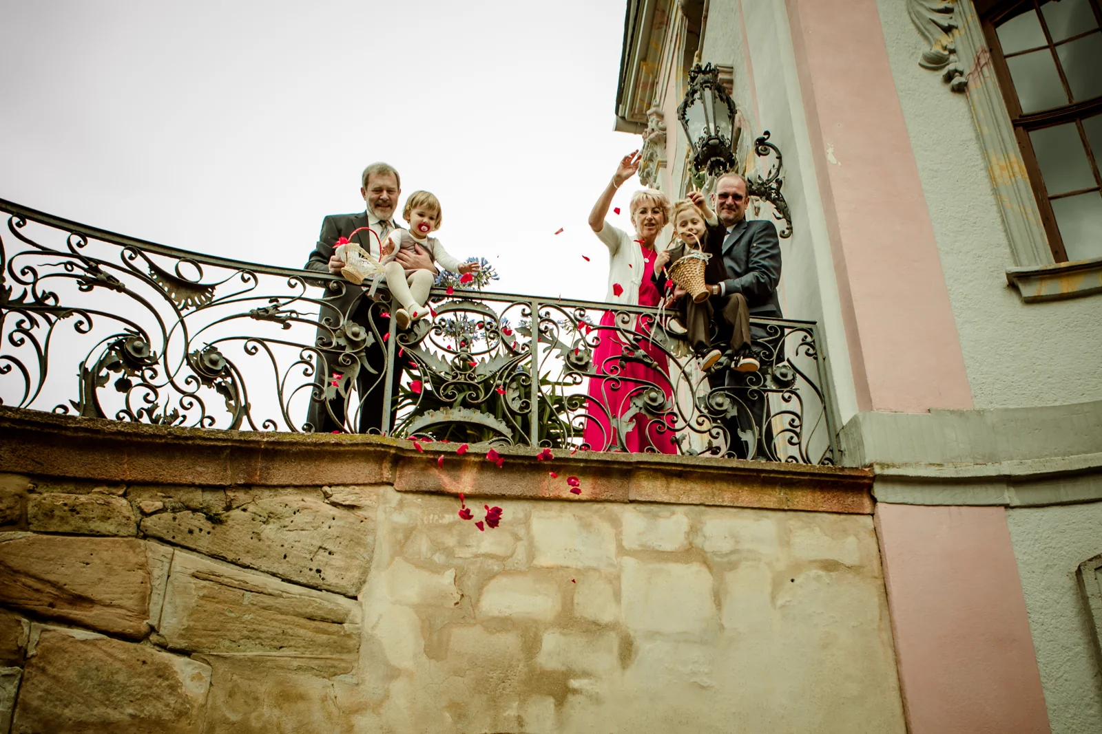 Rosenblätter auf dem Balkon – Hochzeitsreportage von Christin und Marco