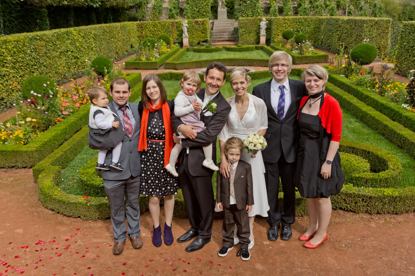 Ein Gruppenportrait im Schlossgarten – Hochzeitsreportage von Christin und Marco