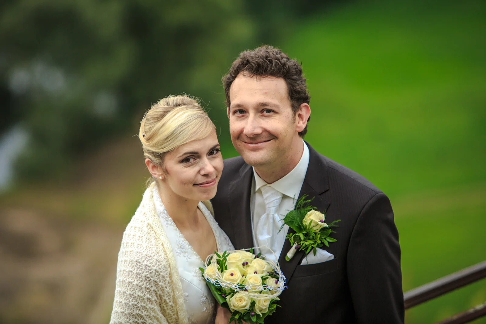 Ein gemeinsames Portrait im Grünen – Hochzeitsreportage von Christin und Marco