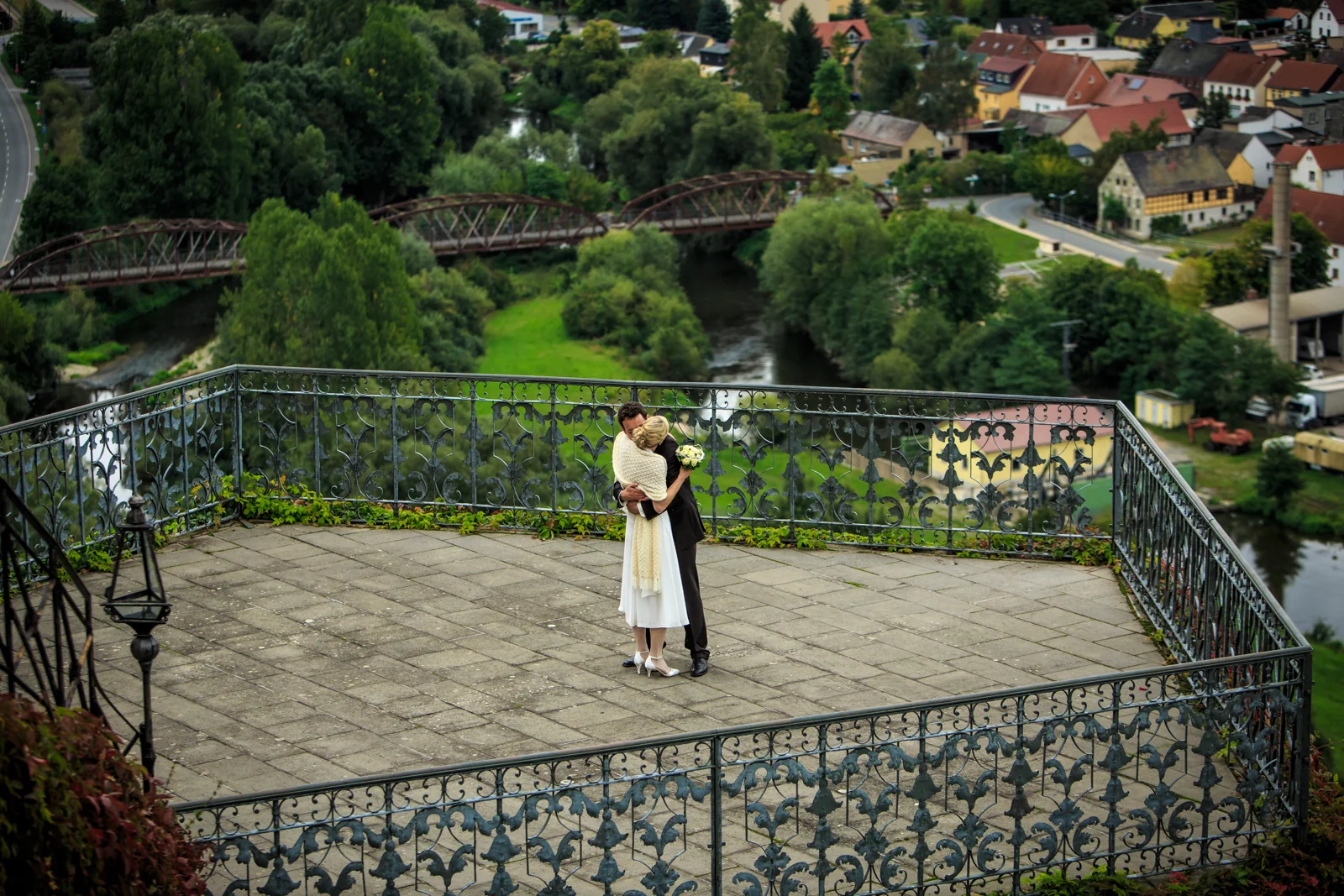 Das Brautpaar auf der Aussichtsterrasse – Hochzeitsreportage von Christin und Marco