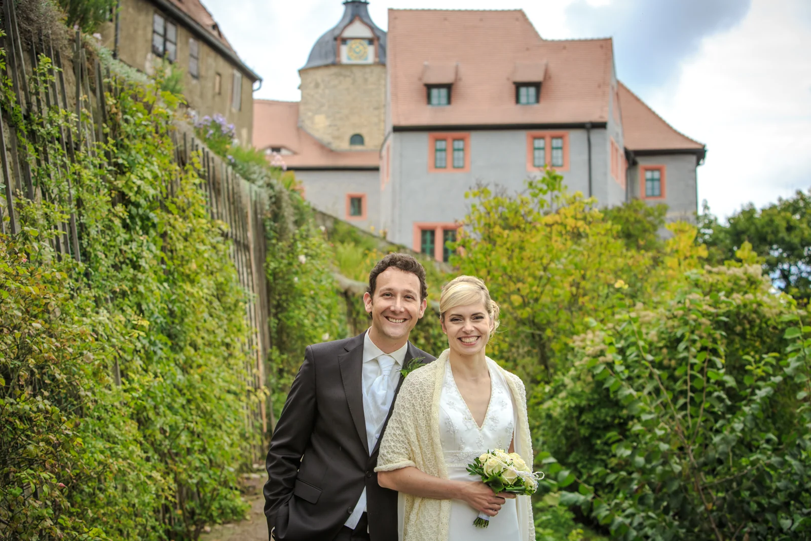 Christin und Marco vor dem Schloss – Hochzeitsreportage von Christin und Marco