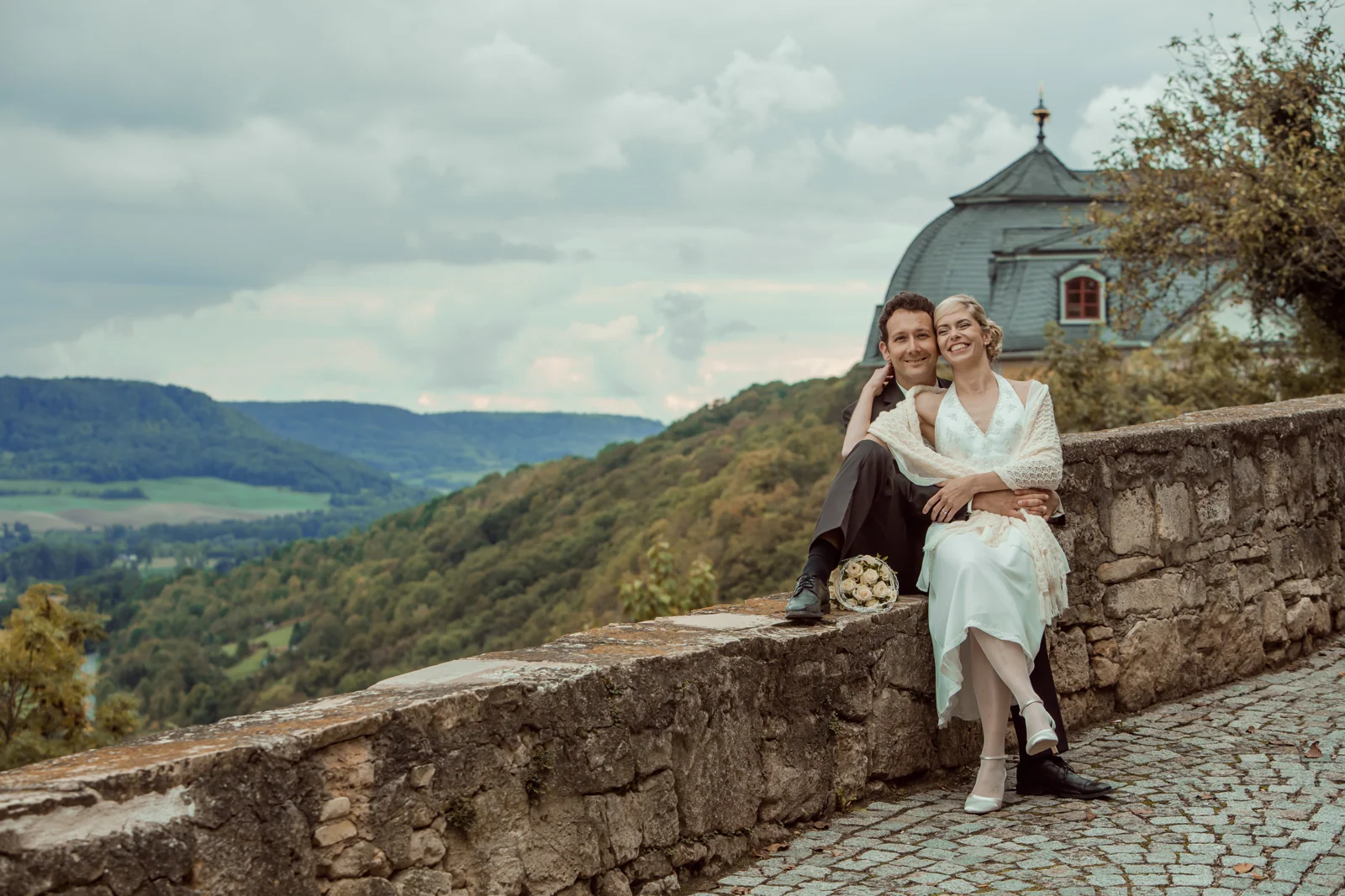 Eine Pause mit Blick auf die Landschaft – Hochzeitsreportage von Christin und Marco