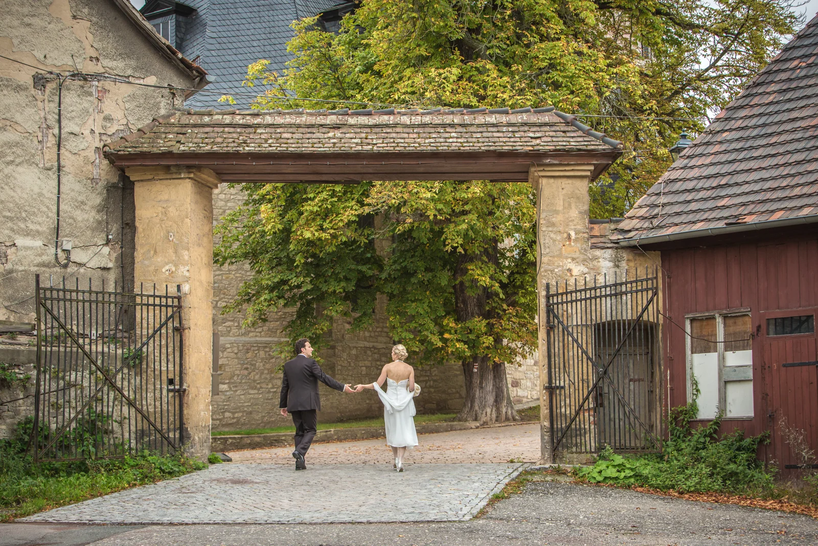 Hand in Hand durch das Tor – Hochzeitsreportage von Christin und Marco