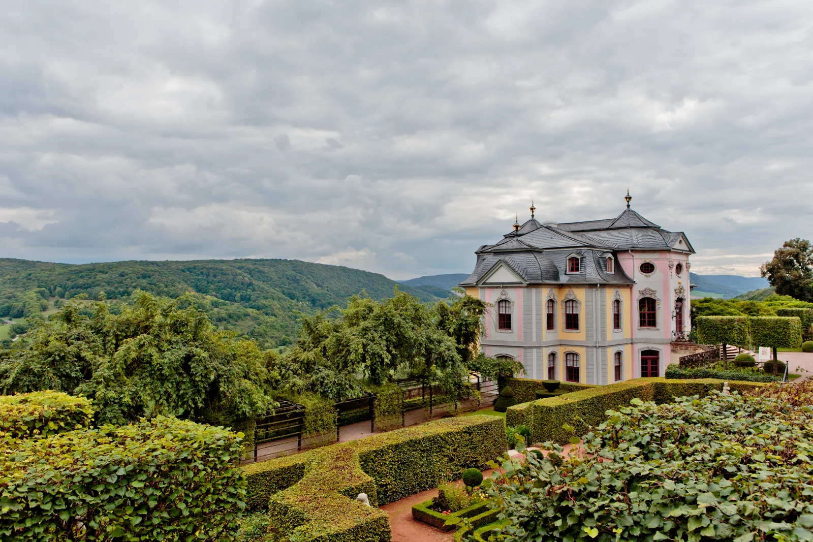 Blick auf die Dornburger Schlossanlage – Hochzeitsreportage von Christin und Marco