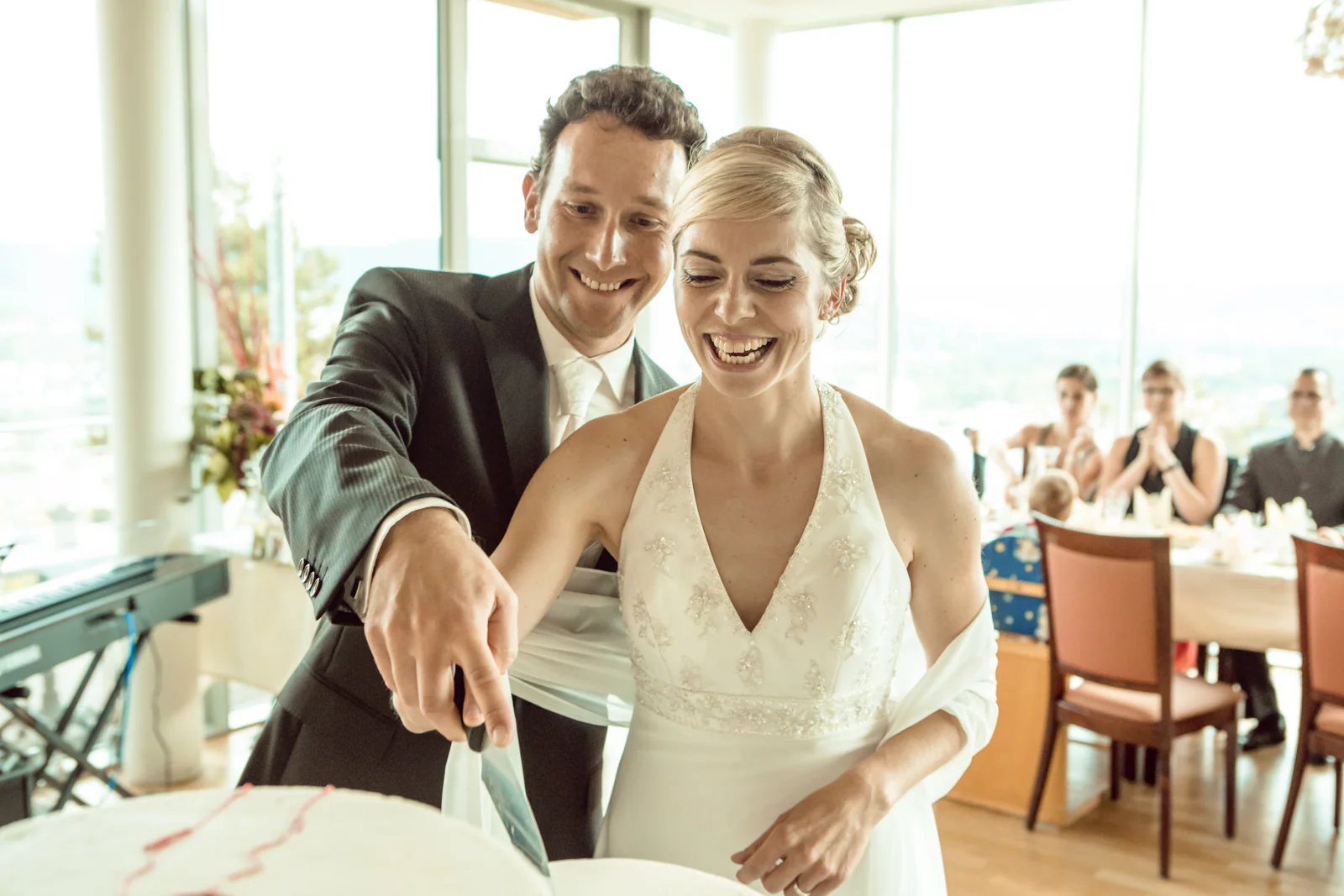 Christin und Marco schneiden die Torte an – Hochzeitsreportage von Christin und Marco