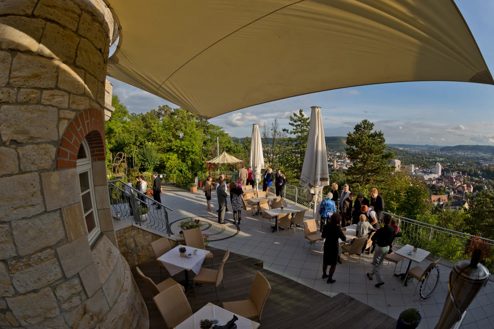 Die Terrasse der Feierlocation in Jena – Hochzeitsreportage von Christin und Marco
