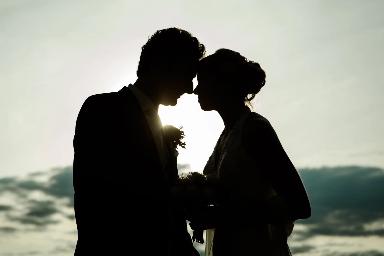 Das Brautpaar als Silhouette im Abendlicht – Hochzeitsreportage von Christin und Marco