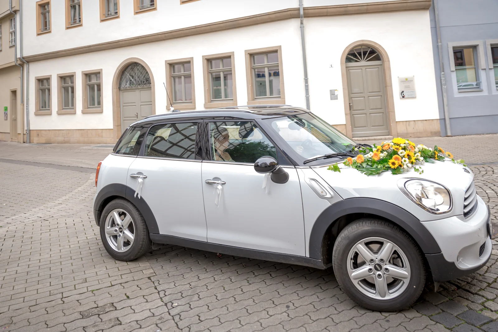Das geschmückte Hochzeitsauto wartet – Hochzeit von Jana und Alex in Erfurt