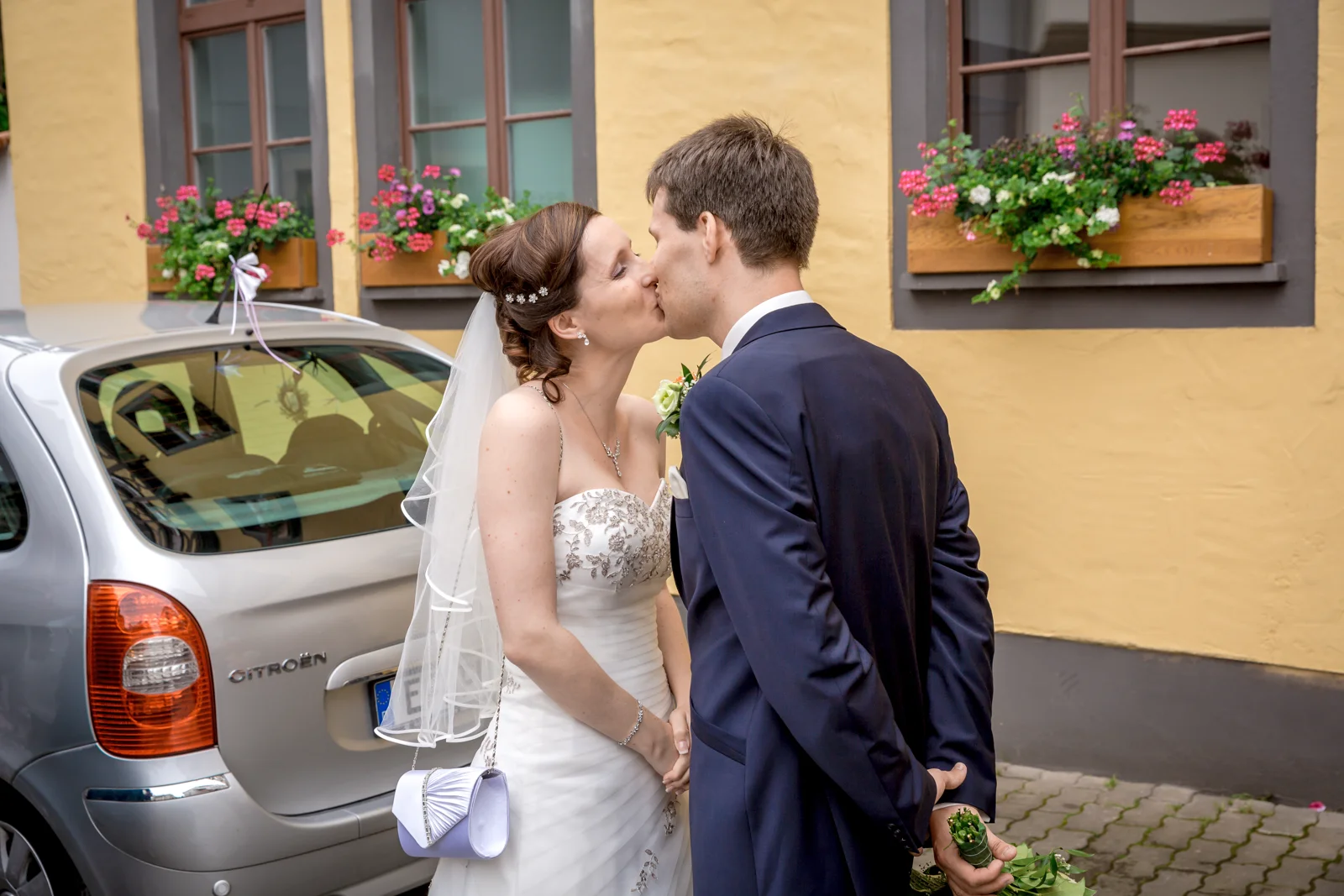 Ein Kuss vor dem Standesamt Erfurt – Hochzeit von Jana und Alex in Erfurt