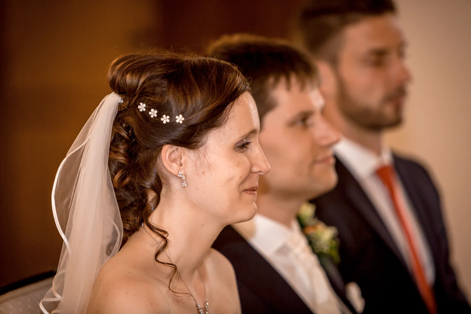 Jana lächelt während der Zeremonie – Hochzeit von Jana und Alex in Erfurt