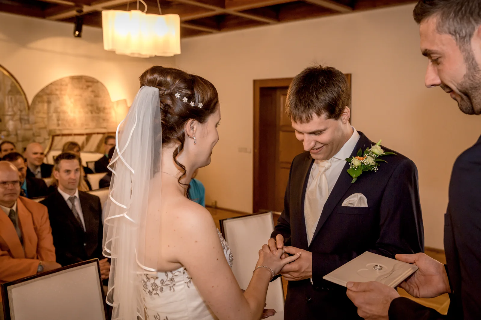 Beim Ringwechsel im Standesamt – Hochzeit von Jana und Alex in Erfurt