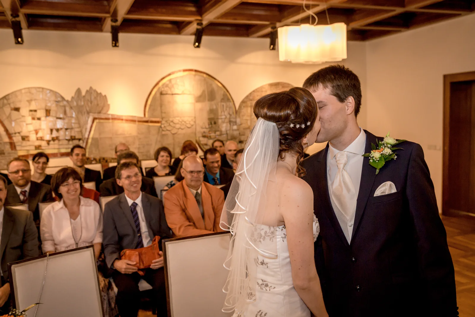 Der Kuss nach dem Ja-Wort – Hochzeit von Jana und Alex in Erfurt