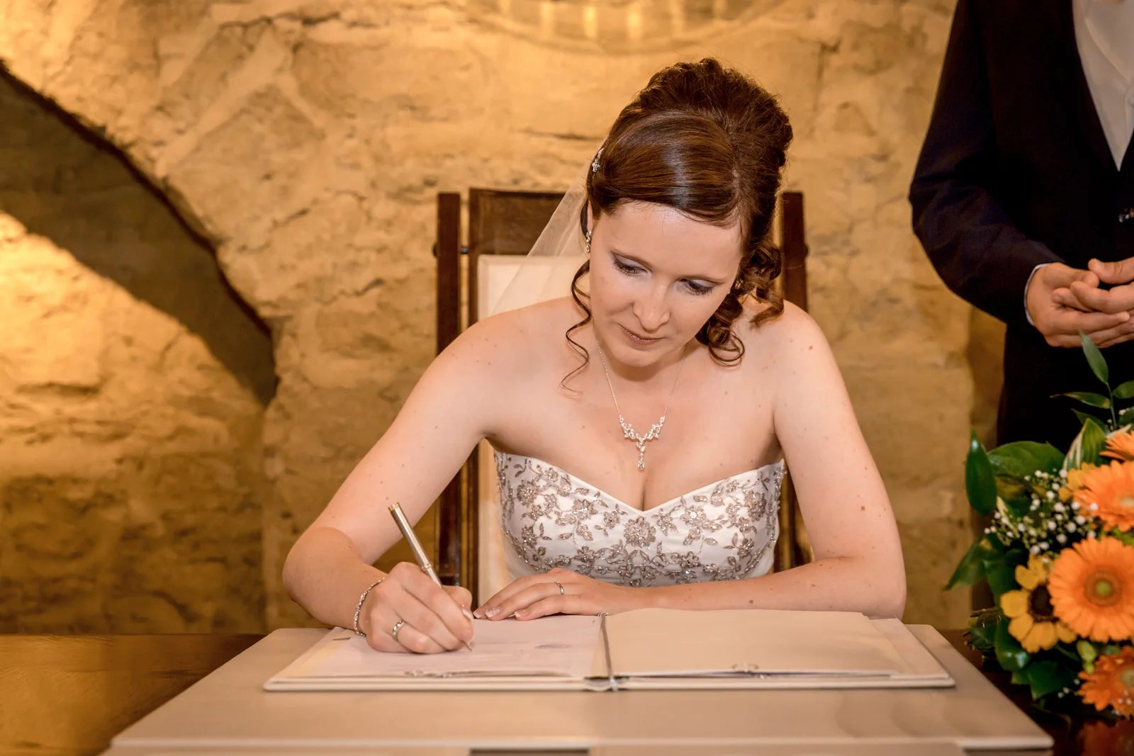 Jana unterschreibt – Hochzeit von Jana und Alex in Erfurt