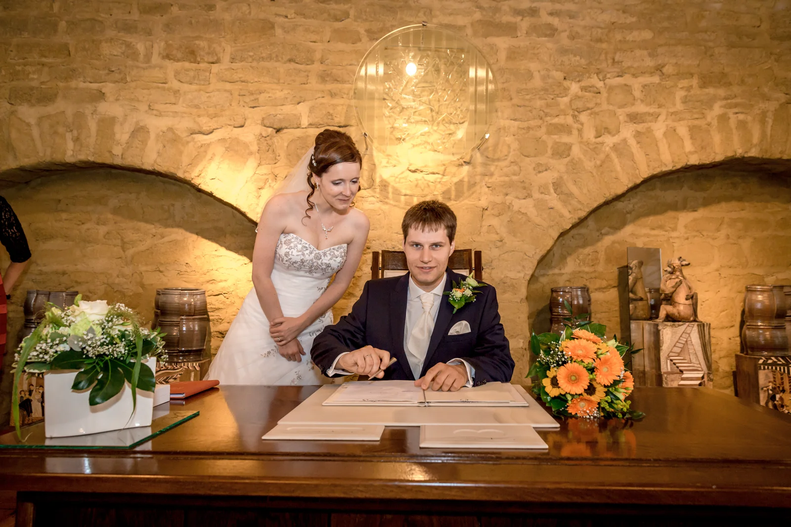 Alex unterschreibt – Hochzeit von Jana und Alex in Erfurt