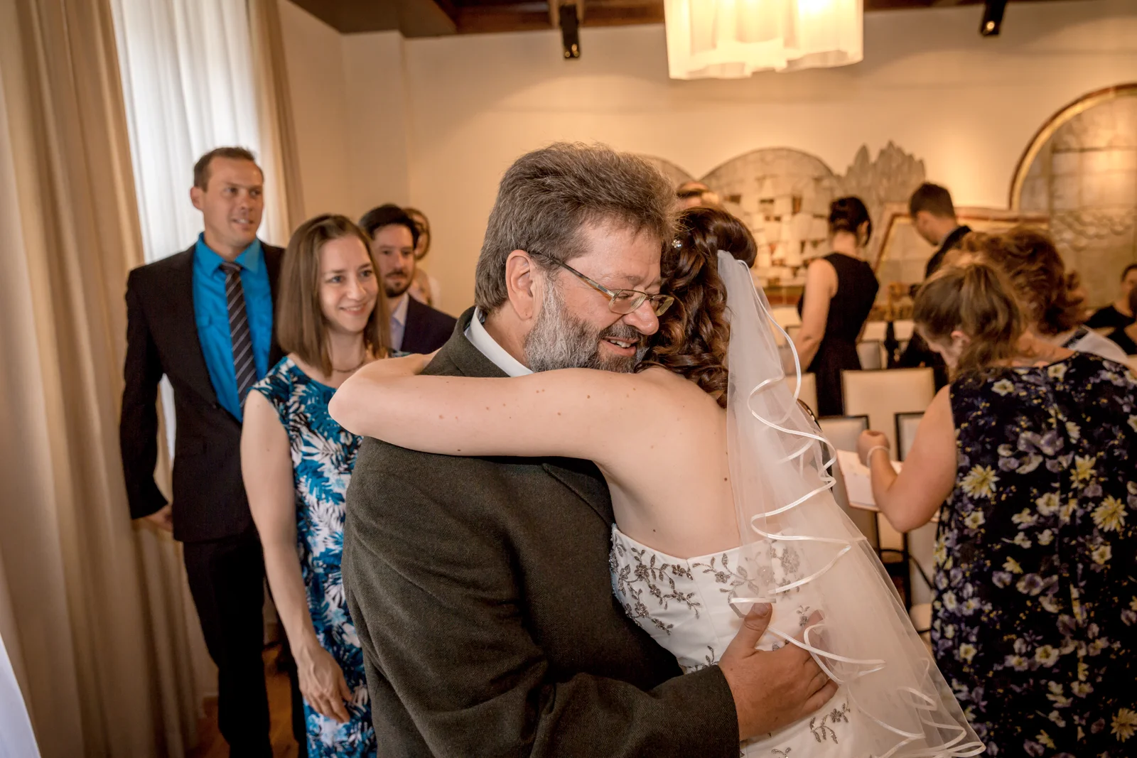 Eine herzliche Umarmung nach der Trauung – Hochzeit von Jana und Alex in Erfurt