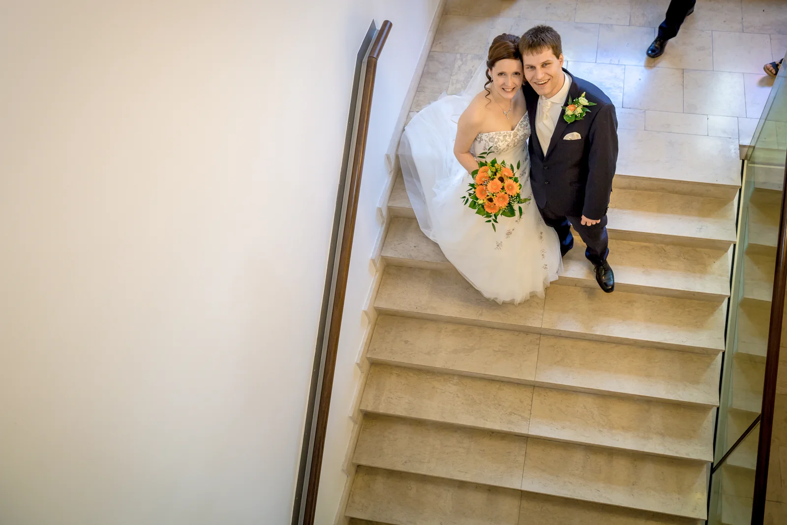 Zu zweit auf der Treppe im Standesamt – Hochzeit von Jana und Alex in Erfurt