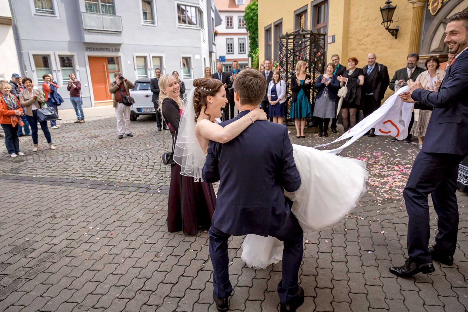 Alex trägt Jana durch das ausgeschnittene Herz – Hochzeit von Jana und Alex in Erfurt
