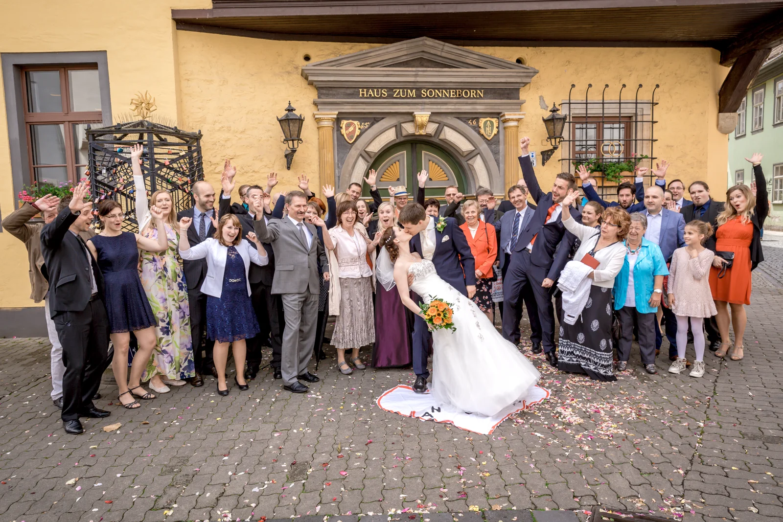 Alle zusammen vor dem Standesamt – Hochzeit von Jana und Alex in Erfurt