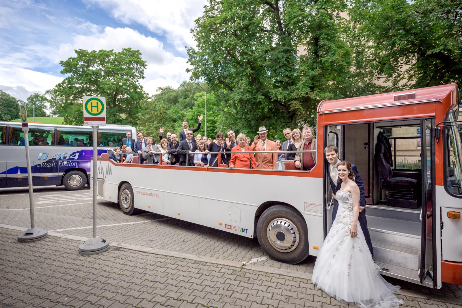 Ein offener Cabrio-Bus für die Hochzeitsgesellschaft – Hochzeit von Jana und Alex in Erfurt